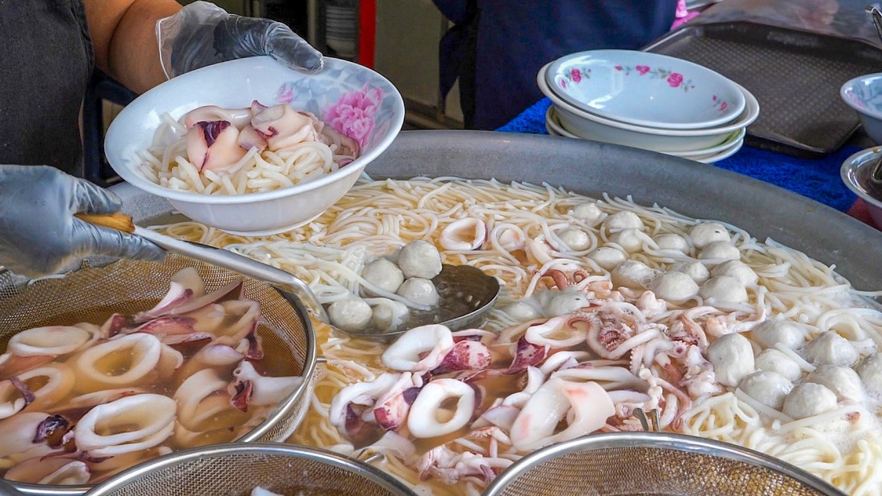 Amazing Street Food in Tainan, Taiwan&rsquo;s Oldest City! (400 Years)