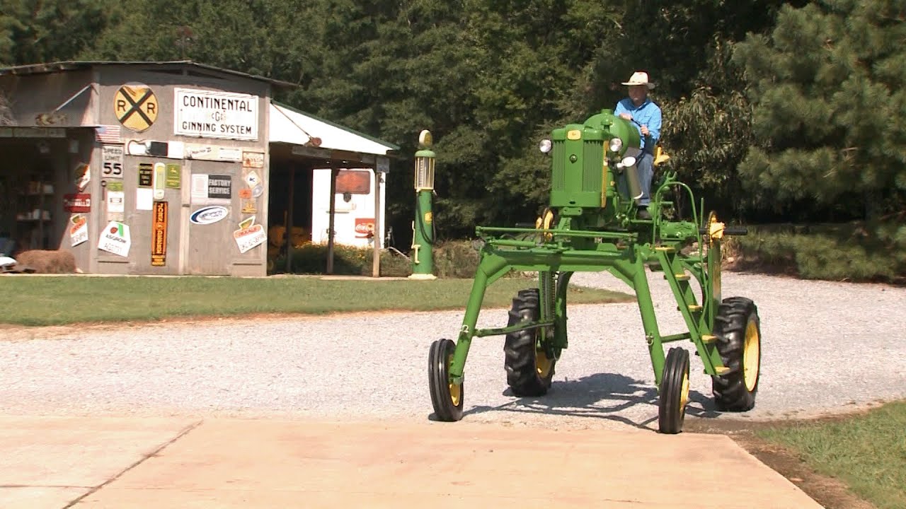 John Deere 420 LP 1958 года выпуска парит в небесах! Посмотрите наверх, чтобы увидеть единственны...