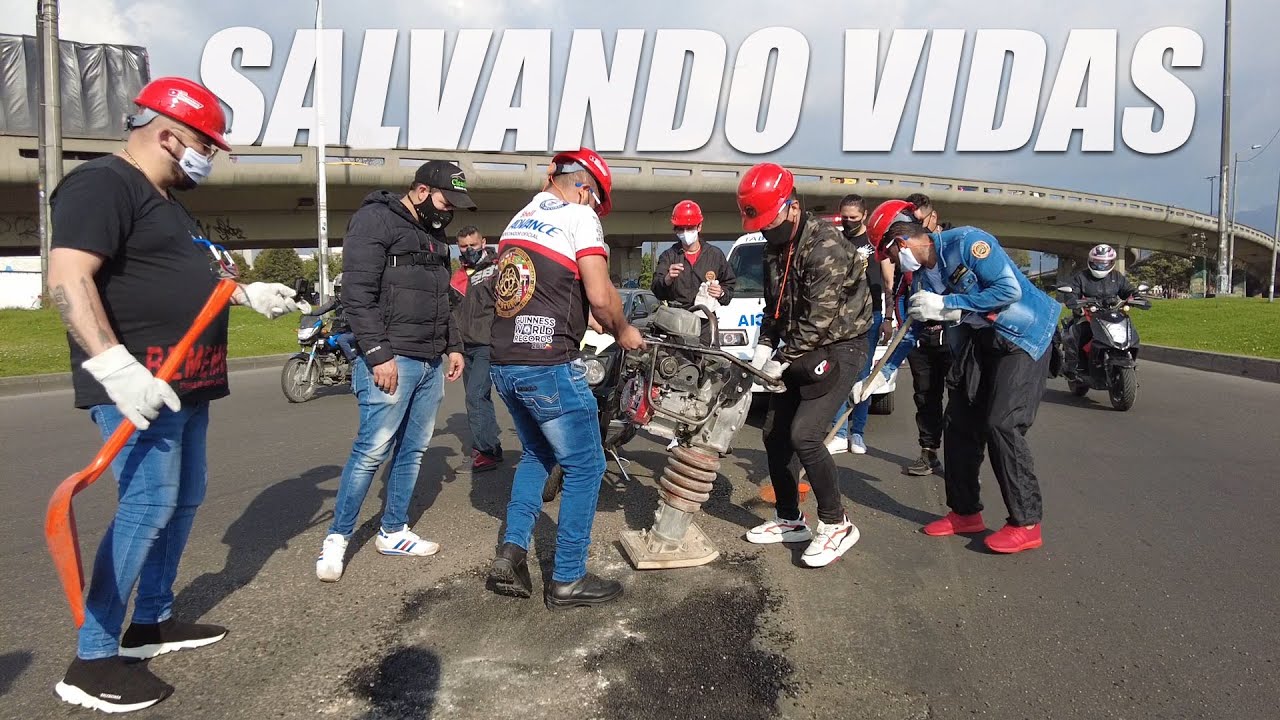 😎 Asi SALVAMOS VIDAS // Tapando HUECOS en BOGOTÁ