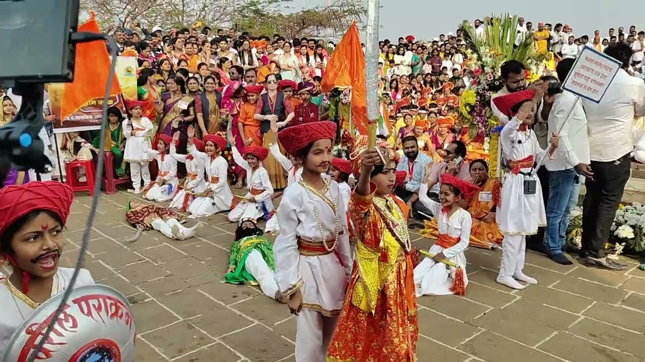 शिवजन्मोत्सव२०२६ओतूर च्या मुलींची महाराजांना मानवंदना.शिवचरित्र लेझीम मुख्यमंत्री मान्यवरांसमोर सादर