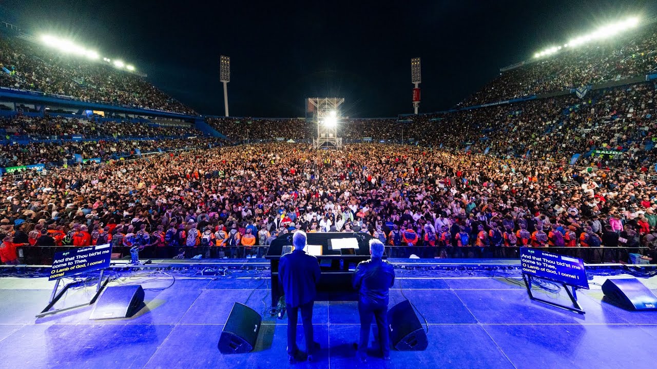Franklin Graham Shares the Gospel with Nearly 75,000 in Buenos Aires, Argentina
