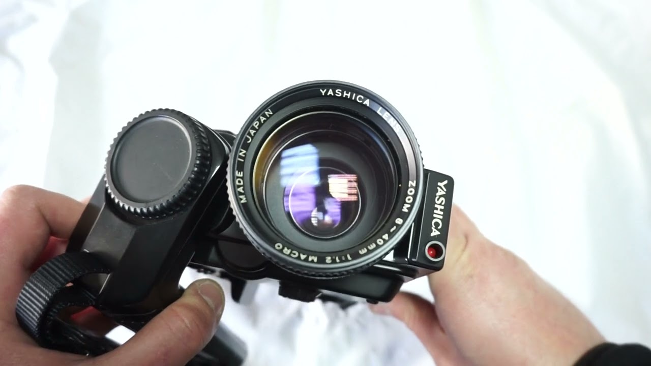 Yashica Sound 50XL loading Super 8 film and batteries on Super 8 camera Yashica Sound 50XL Macro