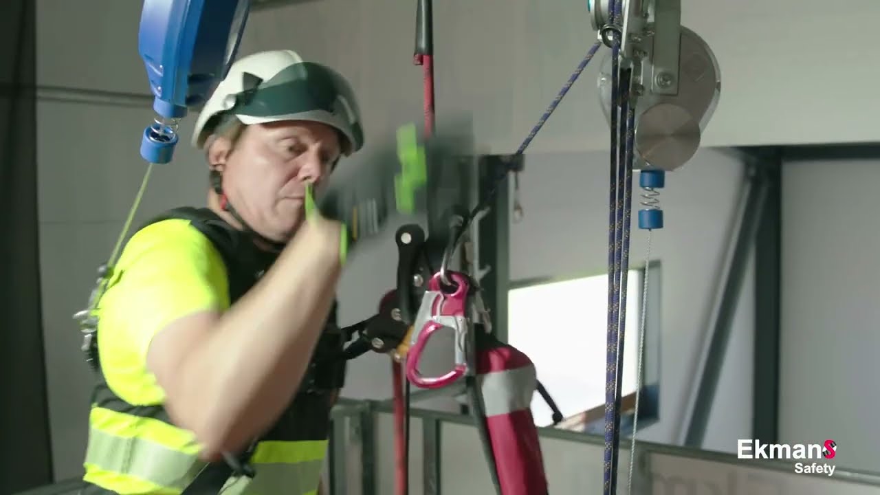EKMANS SAFETY Fallskydd &ndash; Visar hur en r&auml;ddning g&aring;r till