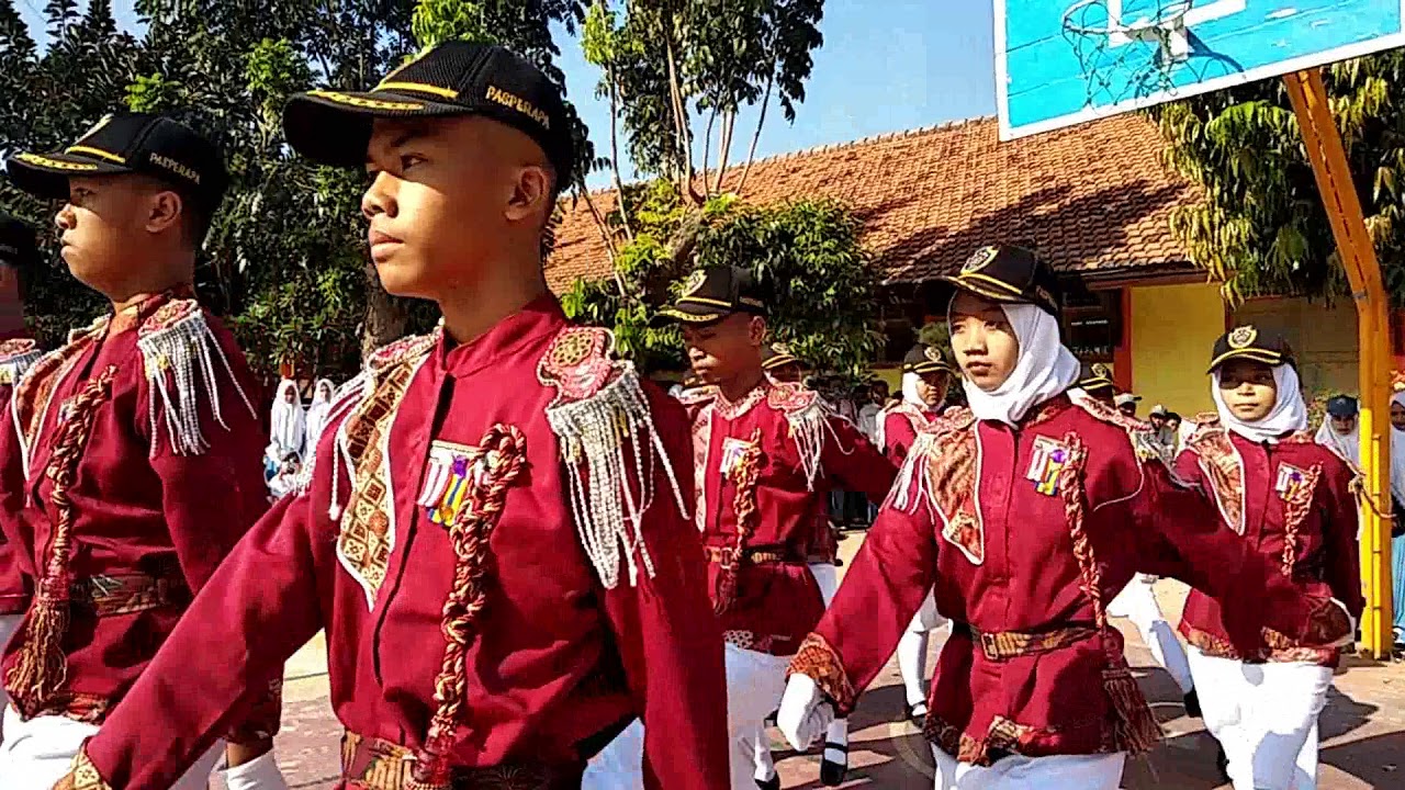 PARADE JUARA PASPERAPA   PASUKAN PENGIBAR BENDERA SMAN 1 PACIRAN