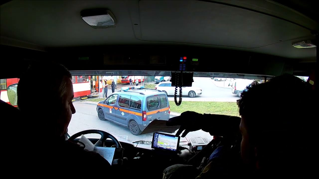 ALARMOWO + TRĄBY!!! Do kolizji tramwaju z autobusem. Scania SCRt.
