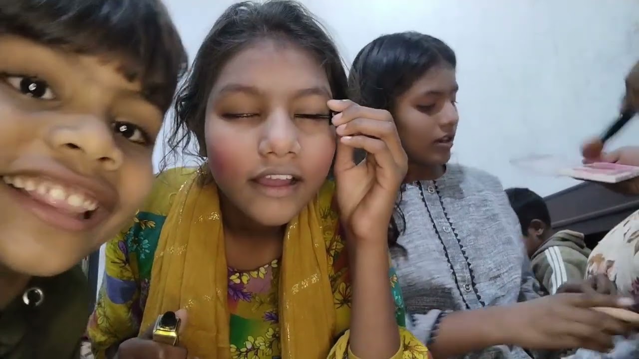 Aj Arhma or Sheraz Hum Done Bhana ko Makeup 💄💋💅 Kia