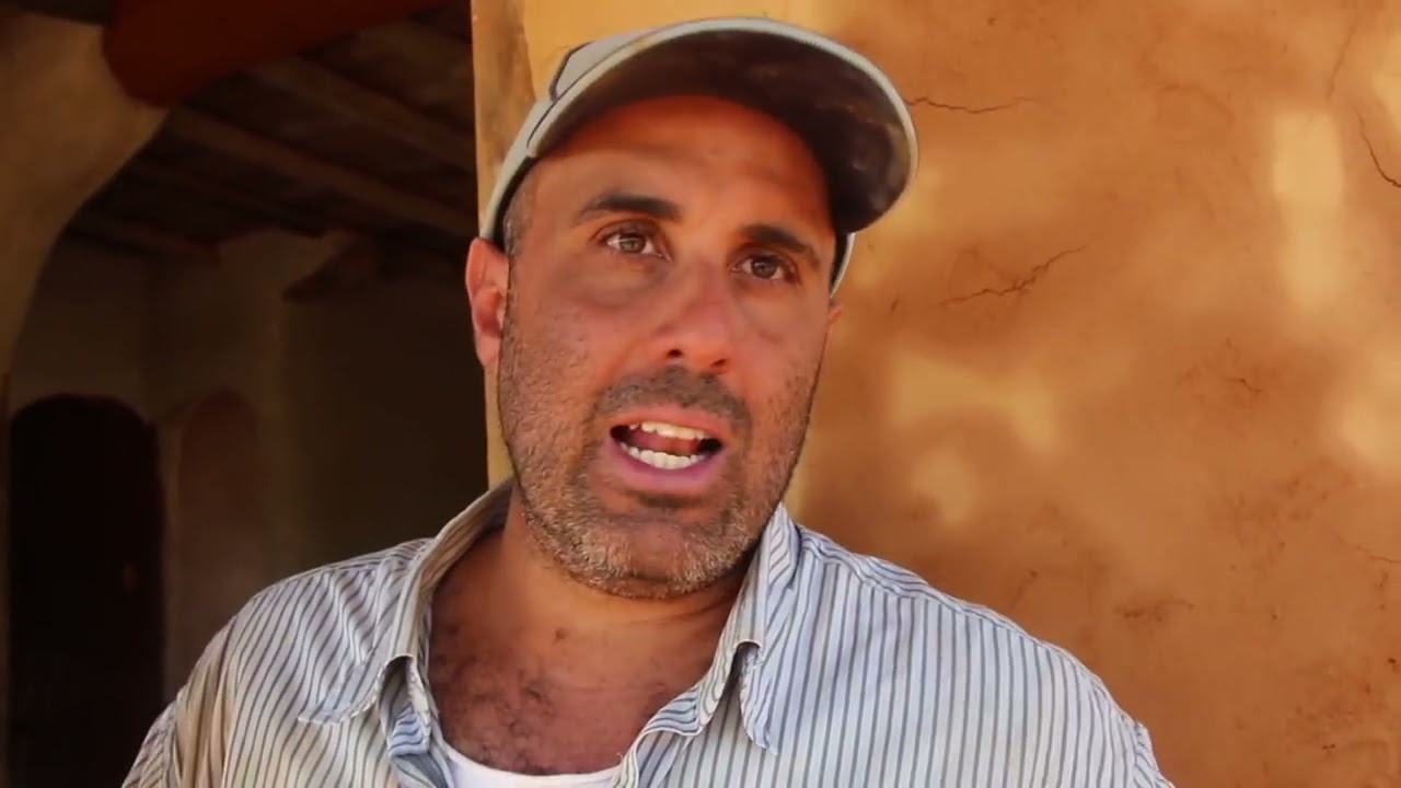 Uma casa feita com barro e palha | Extraído do canal do Chico abelha