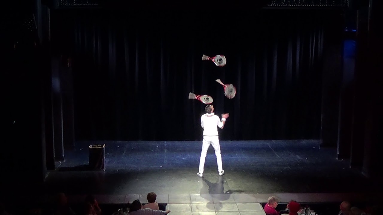 DOM-DOM TENNIS JUGGLER- PARADIS LATIN 2018
