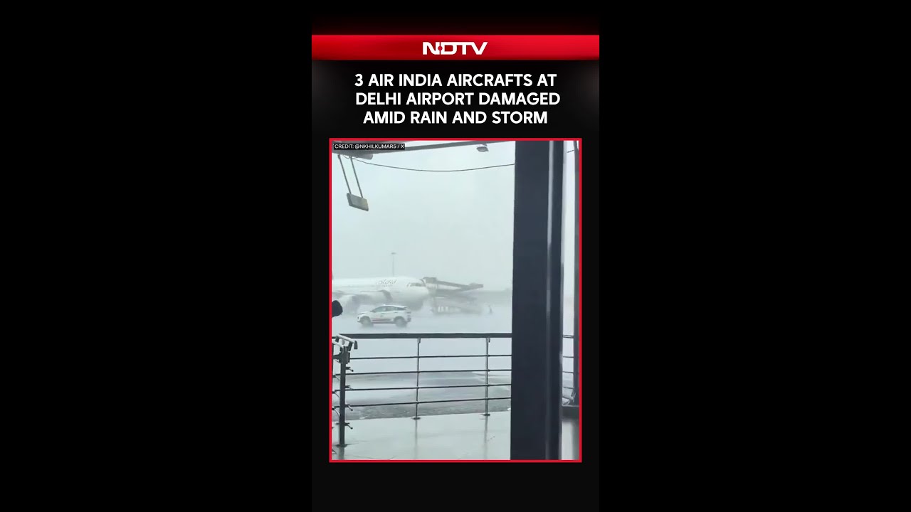 Три самолета Air India в аэропорту Дели получили повреждения от наземного оборудования во время д...