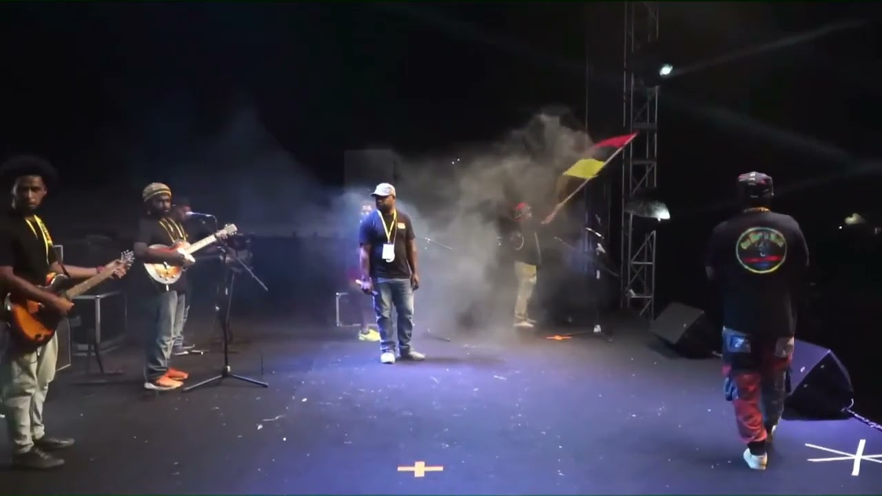 3 Lagu sekaligus Komologwe, Yoru Yoru dan Merry Papua Live Consert Lapangan Trikora PRF Ke 8  Papua