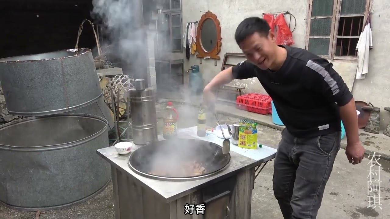 丈母娘请人收甘蔗，称职女婿架起大锅帮忙煮菜，看看都煮了啥