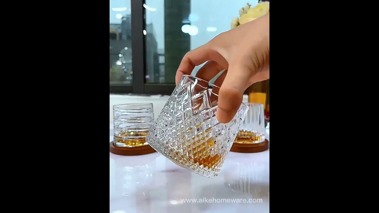 Spin to decompress the whiskey glass, large diameter, full of aroma.
