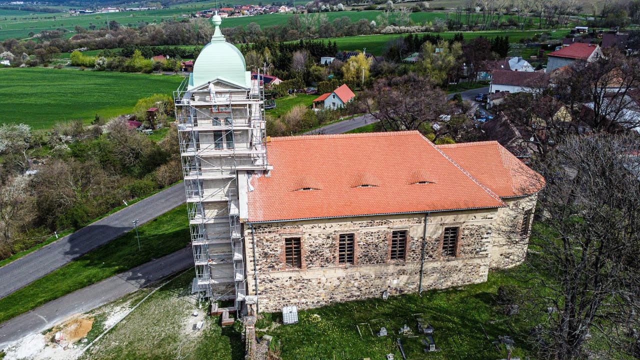 Štukatér sám opravuje kostelní věž s obrovským výhledem do krajiny