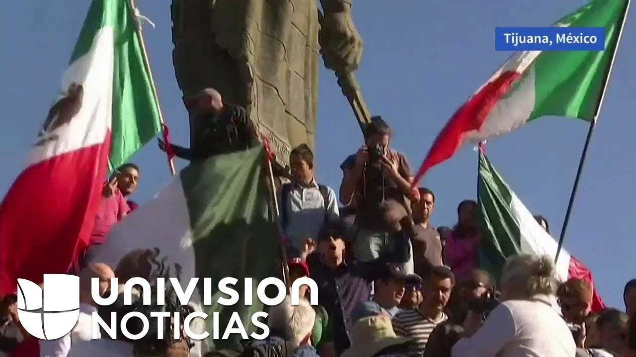 Tras la llegada masiva de migrantes a Tijuana, residentes de la zona salen a las calles a protestar.
