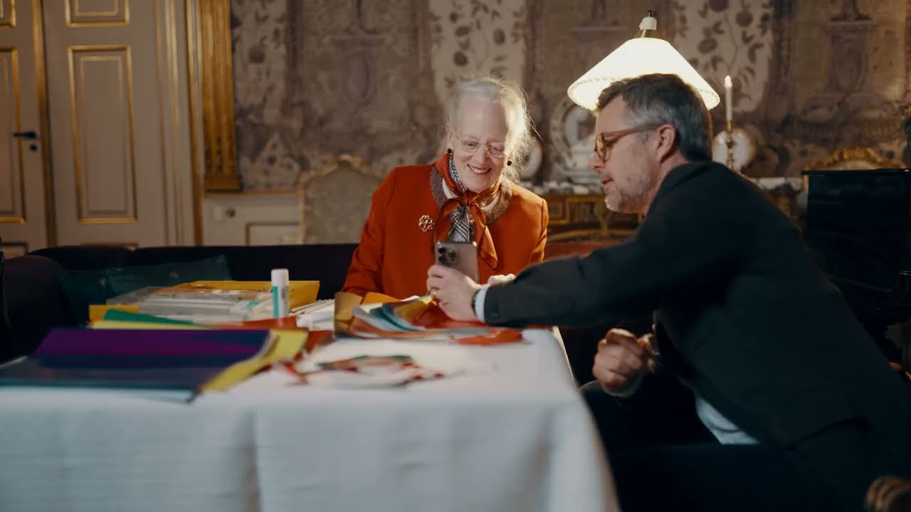 H.M. Kongen og H.M. Dronning Margrethe fletter julehjerter 2025