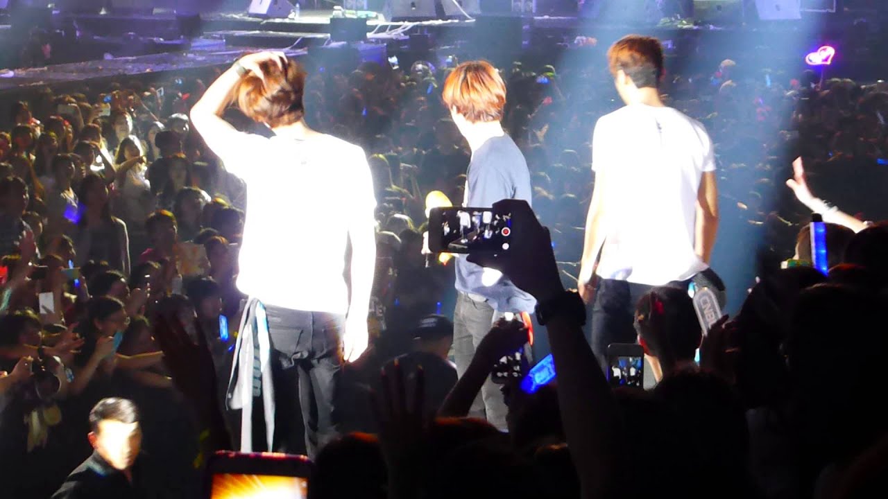 CNBLUE CSHK Day 1 - Ending + JS falling off stage