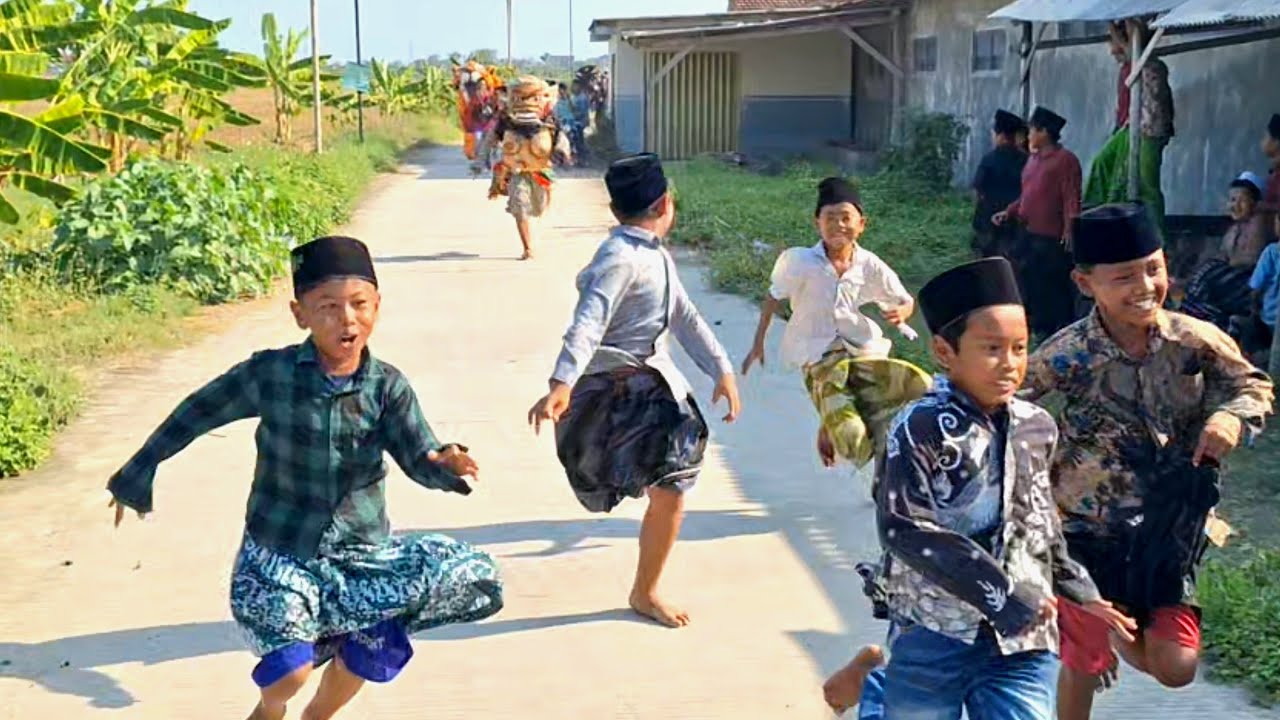 Kirab Bocil Dikejar Barongan Macan New Pandawa Di Mbagung Wonoagung