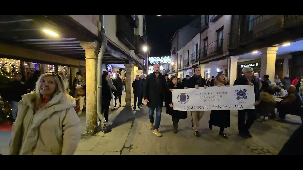 PASACALLES DE LA HOGUERA DE SANTA LUCÍA 2025 EN ALCALÁ DE HENARES FRENTE A LA CATEDRAL MAGISTRAL 
