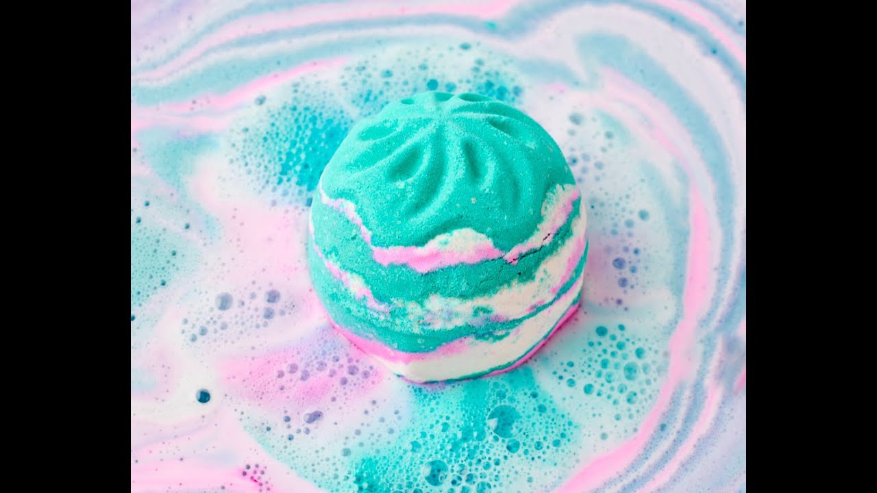 Lush's The girl in the whirlwind bath bomb - Bombed out.