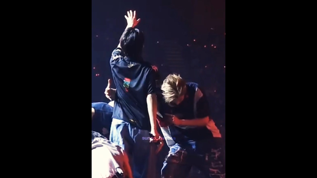 Bro is stopping himself from grabbing😭#heeseung #sunoo #heesun #enhypen
