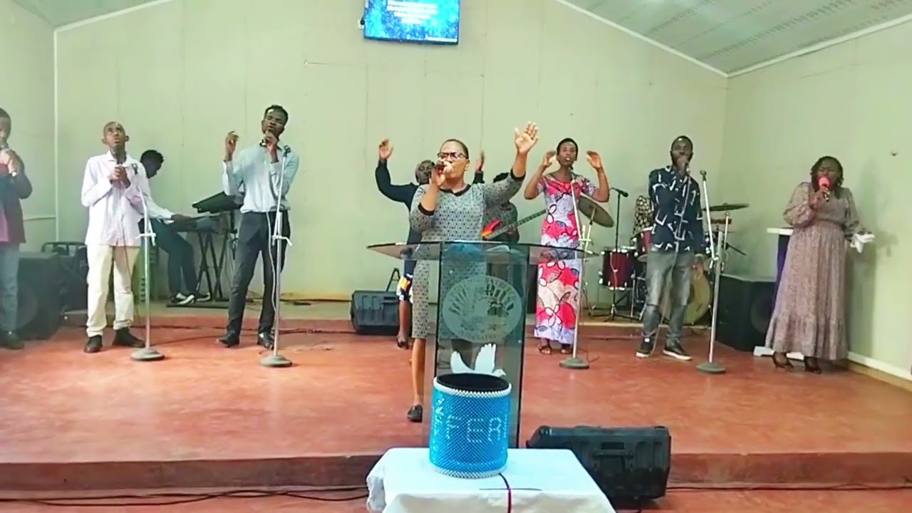 Yeye Aketiye Juu Ya Vyote ft CMC Worship Team 