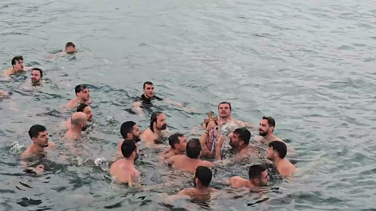 Τα θεοφάνεια στην Κω - Ο Αλέξης Μερτζάνογλου και ο Αποστόλης Παπαχρήστος έπιασαν τον Σταυρό