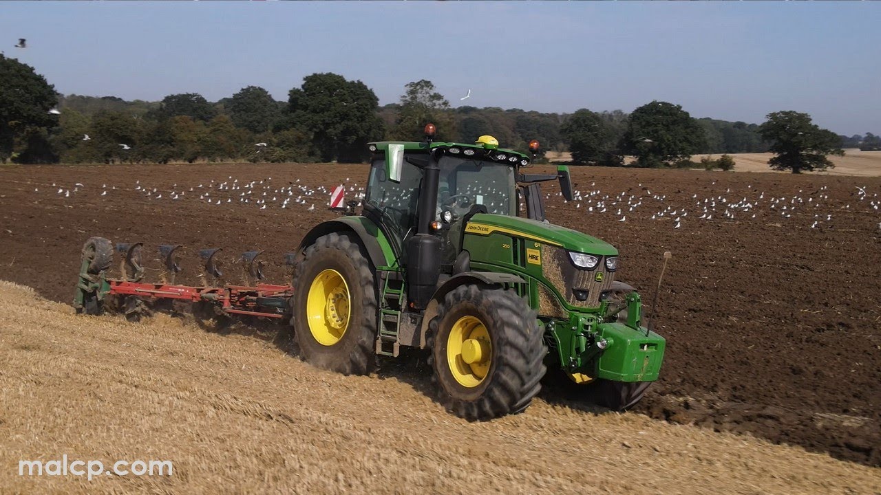 4Kᵁᴴᴰ 2023 John Deere 6R 250 & a Kverneland LO85 six furrow plough ploughing wheat stubble in Sibton