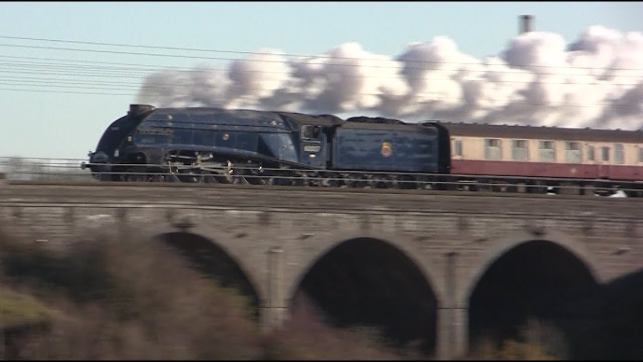 60007 Sir Nigel Gresley steams through Grantham