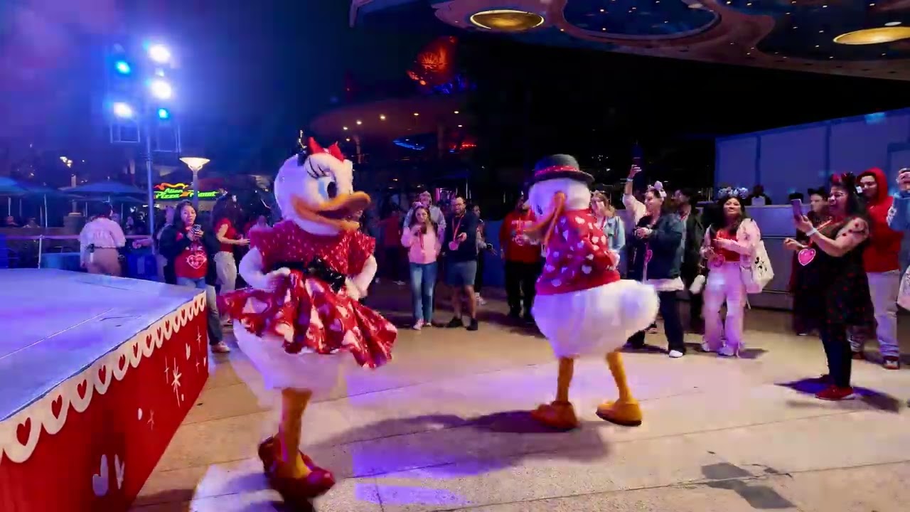 Daisy & Donald dancing La Chona @ Disneylands Sweethearts’ Nite 