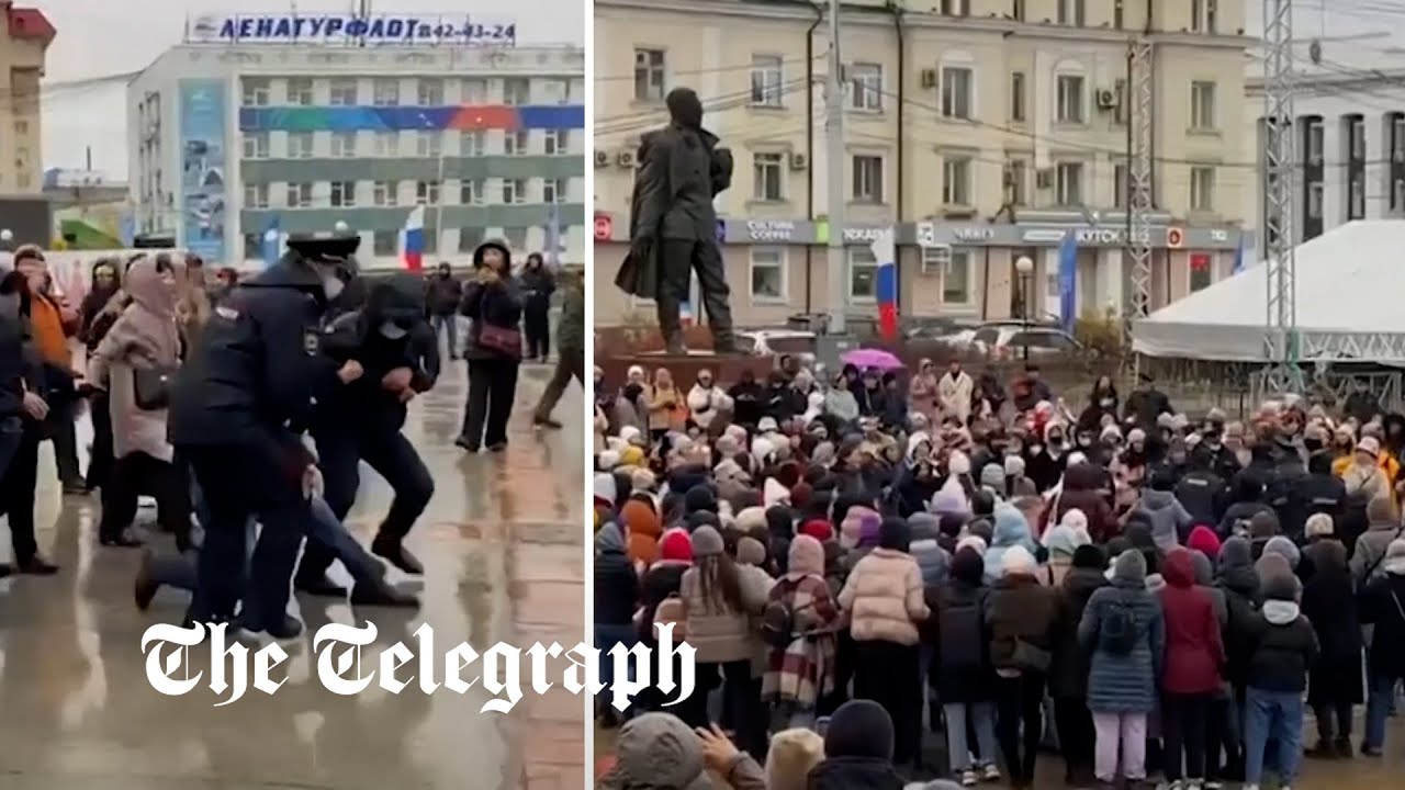 Russian police crackdown on anti-mobilisation protests as hundreds turnout