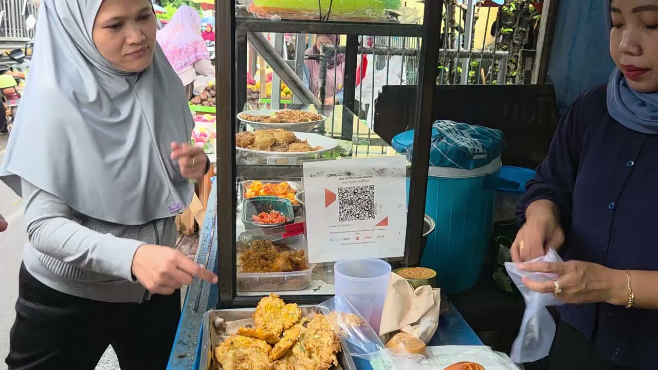 Gorengan diserbu pembeli pas  hujan terus  . . . 