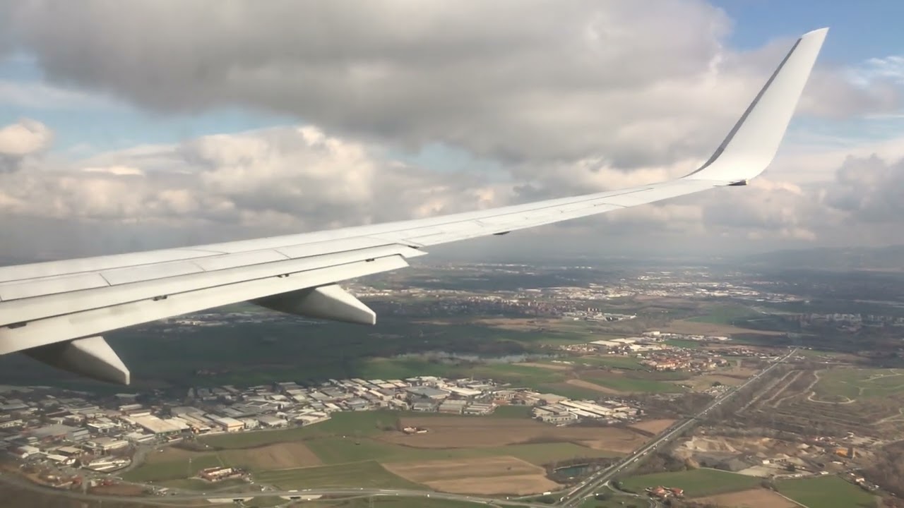 Ryanair 737-800 landing Turin