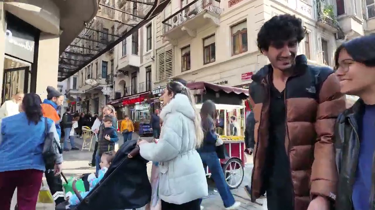 İstanbul istiklal caddesi binalar insanlar kalabalıklar
