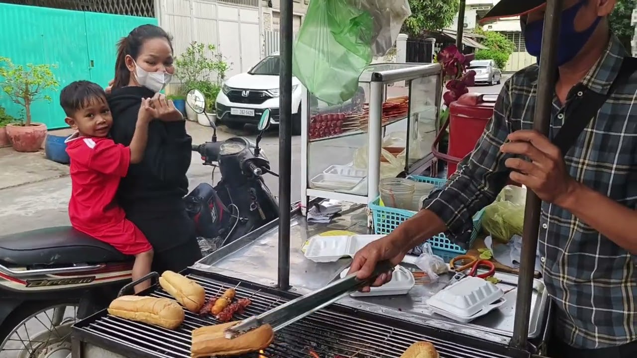 ញ៉ាំហូបតាមផ្លូវ នំបុ័ងដាក់សាច់ចំរុះនិងជ្រក់ល្ហុង