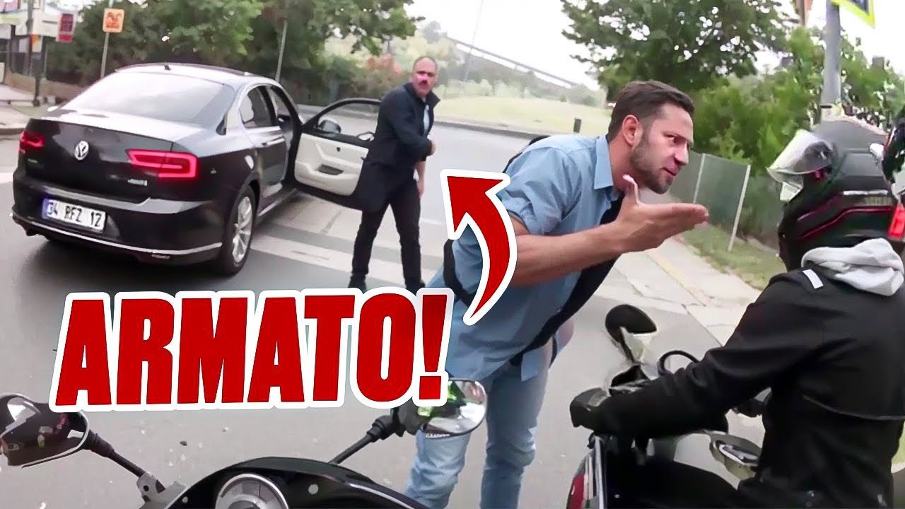 SCENDE DALLA MACCHINA ARMATO DI M4😱 - SPAVALD LATE MOTORShow