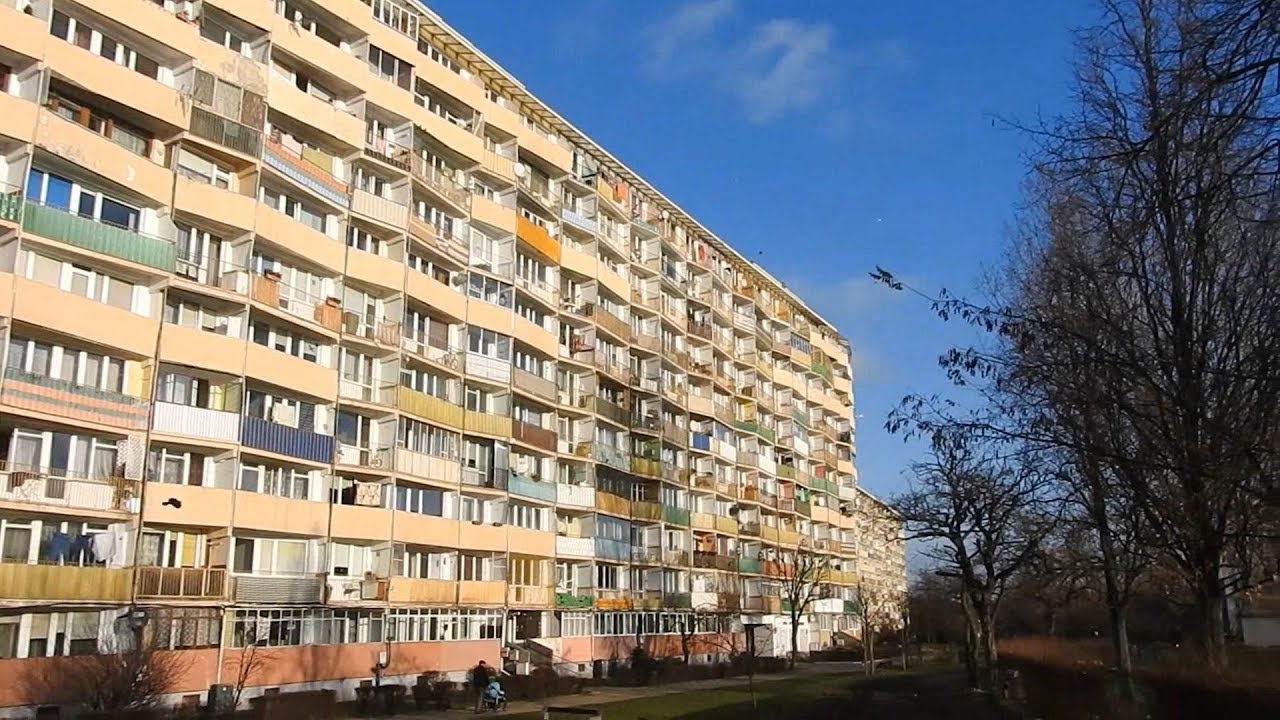Falowiec na gdańskim Przymorzu. Długi wieżowiec przy Obrońców Wybrzeża w Gdańsku