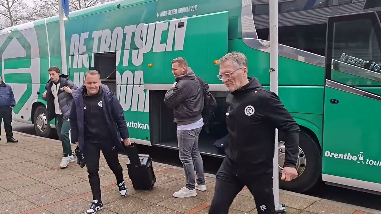 #heegro Aankomst spelerbus FC Groningen in Heerenveen