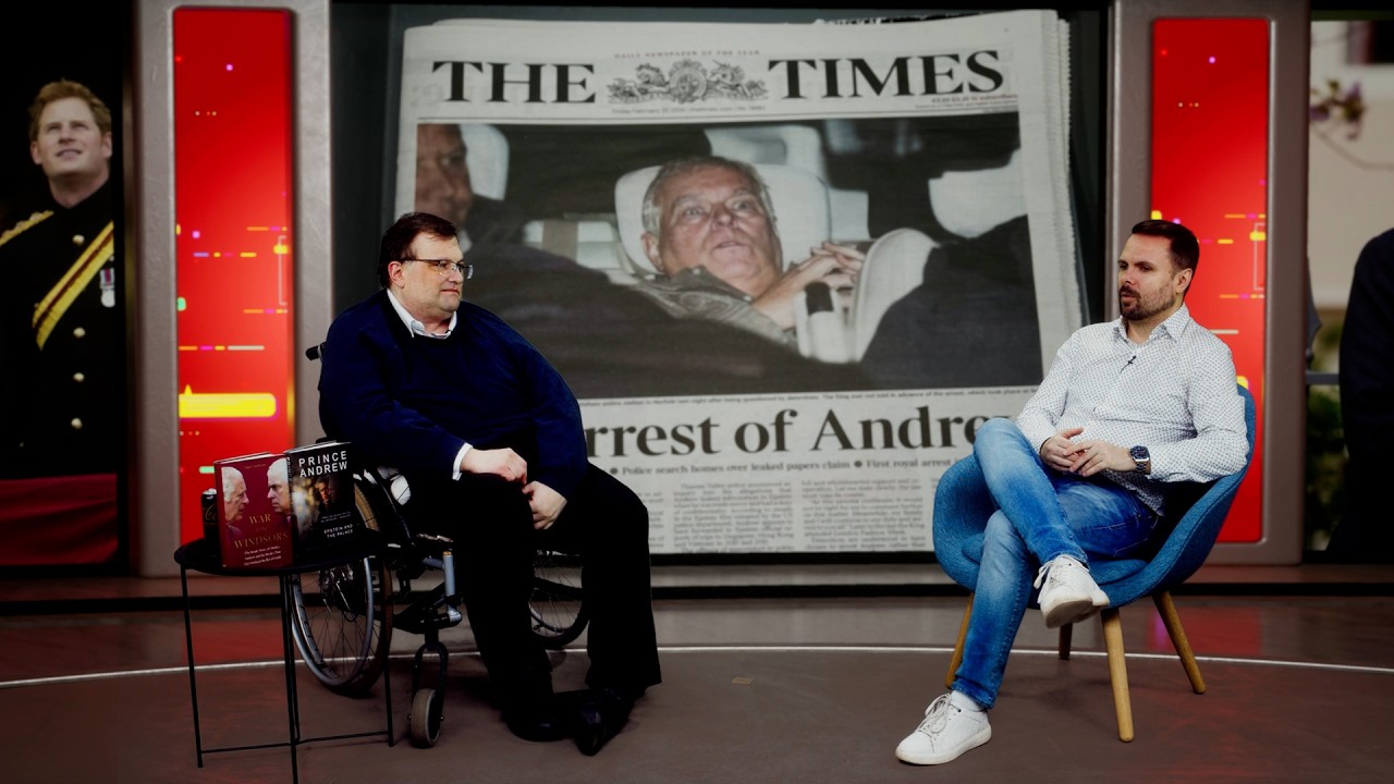 Odborník na královské rody: Jak se Andrew choval v Česku? A proč mu dal Harry pěstí?