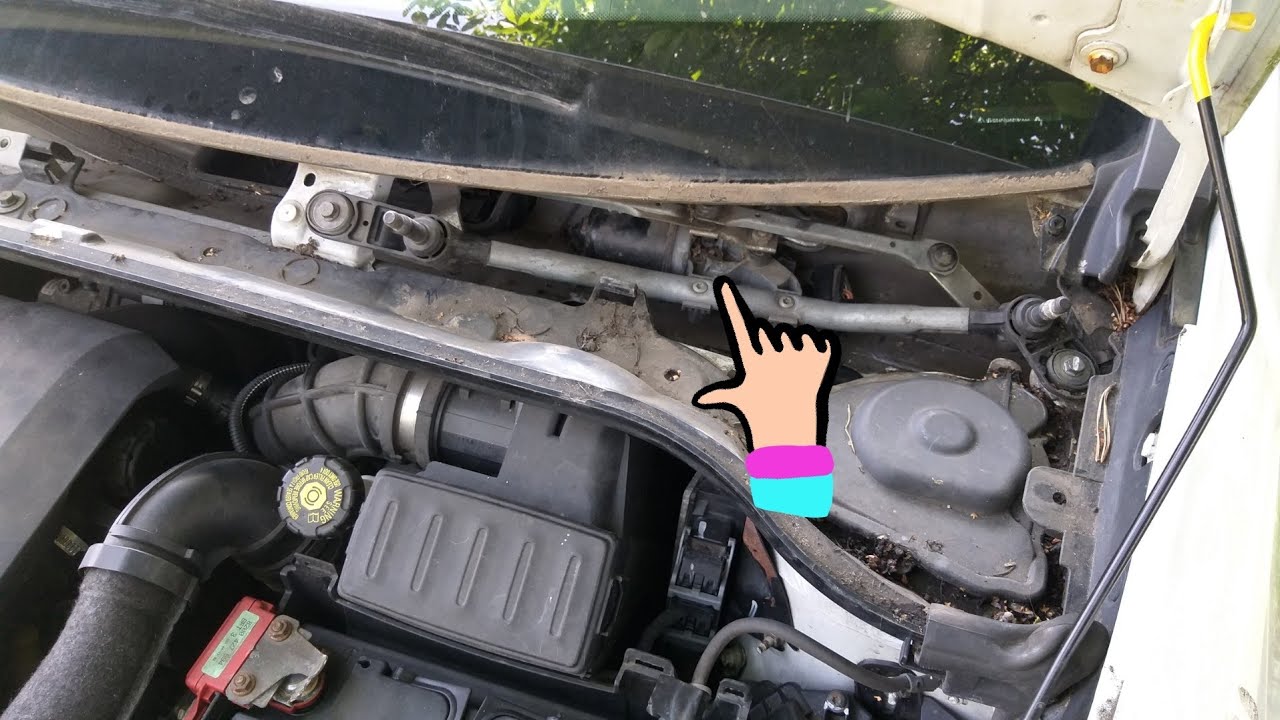 Renault Clio 3 Дворники не работают. Где искать? Засорено отверстие для выхода воды из бачка.