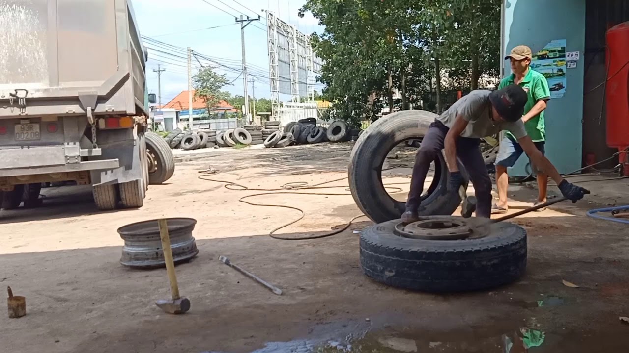 Vá lốp ôtô chỉ chưa đầy 15p