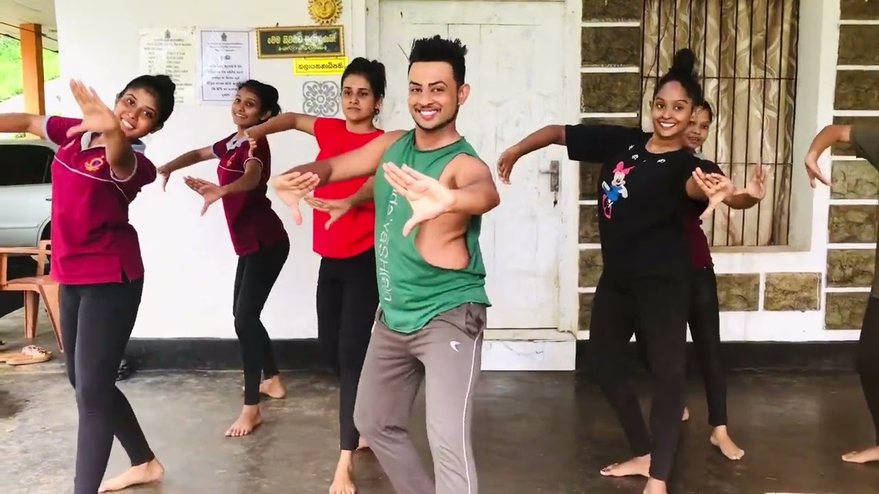 ගෙලේ රන්මාල ...ලස්සනම dance එක..වෙඩින් වලට හැදුවේ..costume එක්ක ළඟදීම ලස්සනට බලමු..0712969586