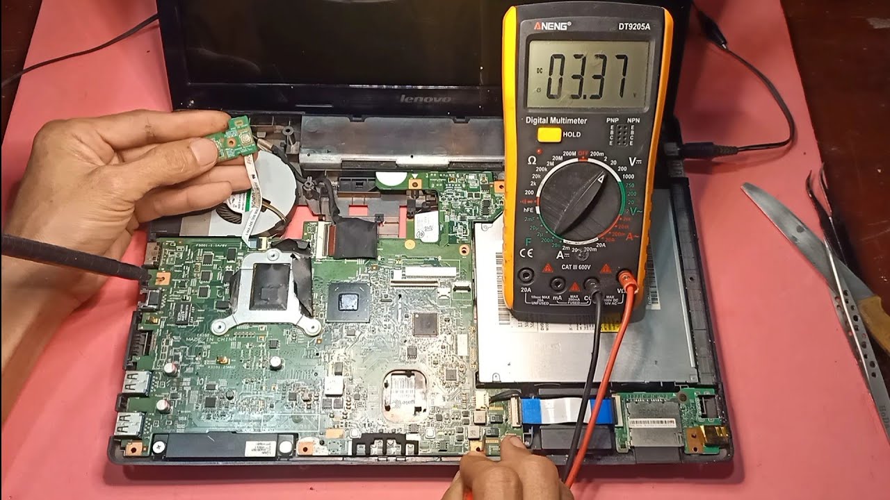 Laptop Lenovo hỏng màn hình thợ sửa báo giá 2 triệu và tháo cả linh kiện trên board