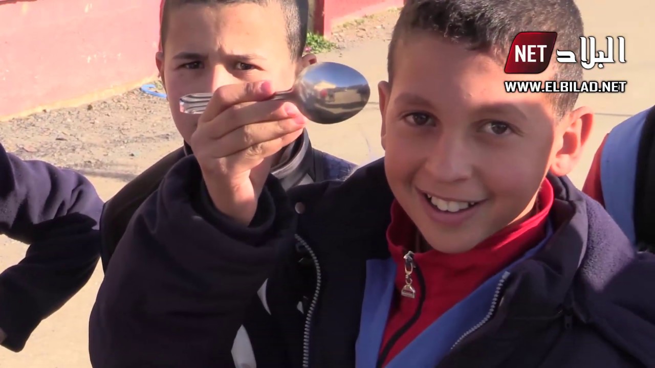 في هذه المدرسة بولاية البويرة.. الويل للتلميذ الذي لايحضر معه ملعقة كل يوم !! ... شاهدوا