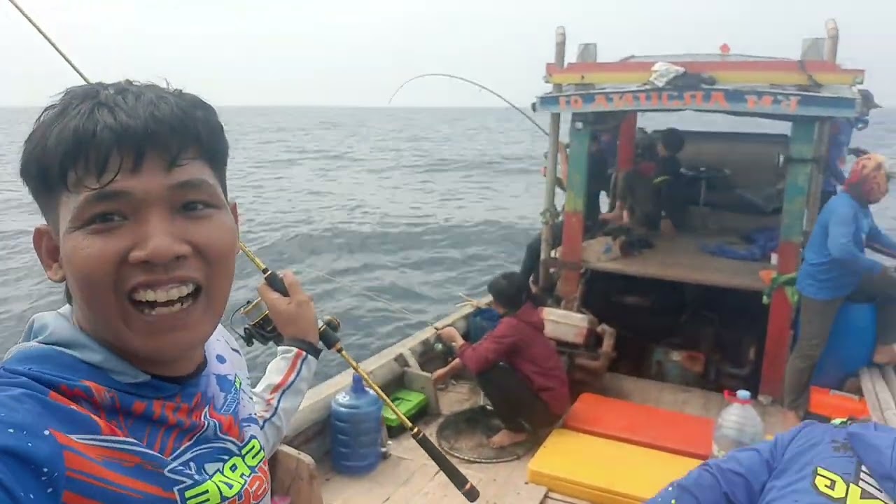 DISERANG..GROMBOLAN IKAN. SATU PERAHU STREK SEMUA...Mancing di rig KARAWANG TERBARU
