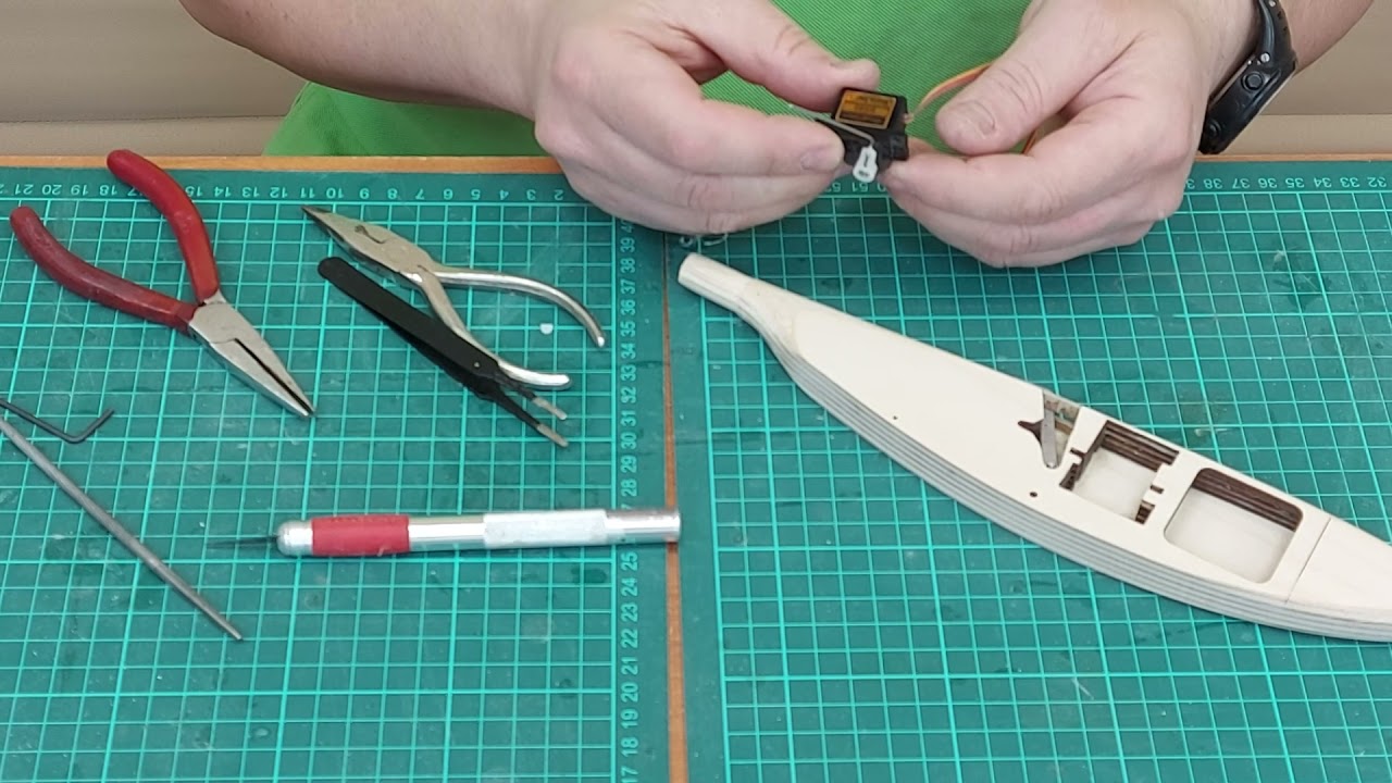 Планер F1H, изготавливаем крючок, устанавливаем серву. Glider F1H, we make a hook, install a servo.