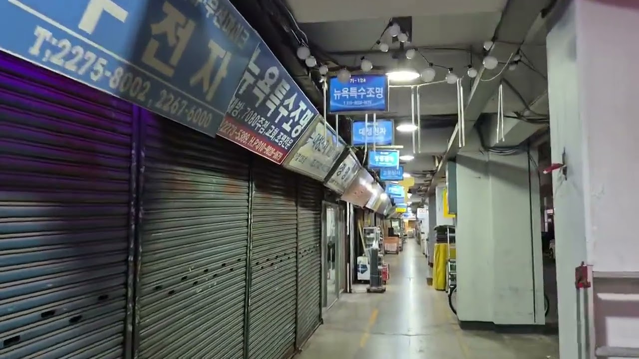 I document Korea’s daily breath —its time, its corners, its traces.나는 한국의 시간과 골목, 흔적을 기록합니다.