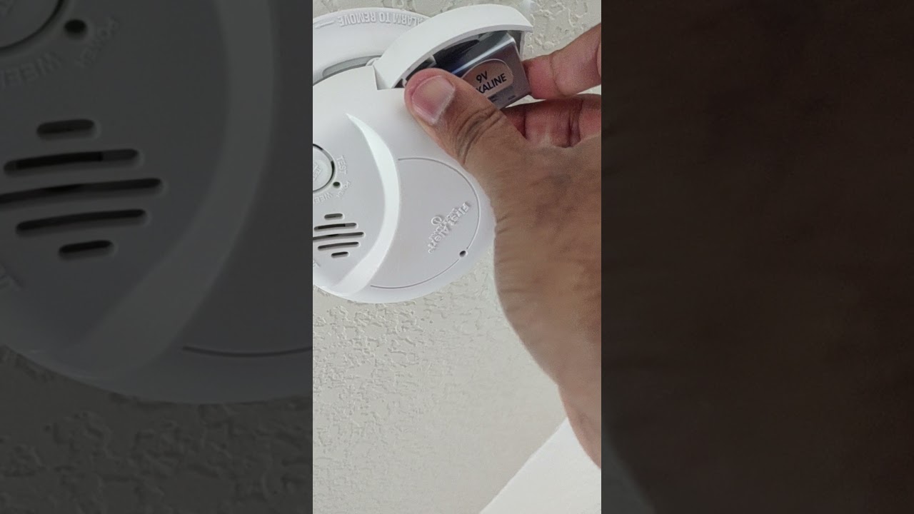 what does a flashing green light on my smoke detector mean?