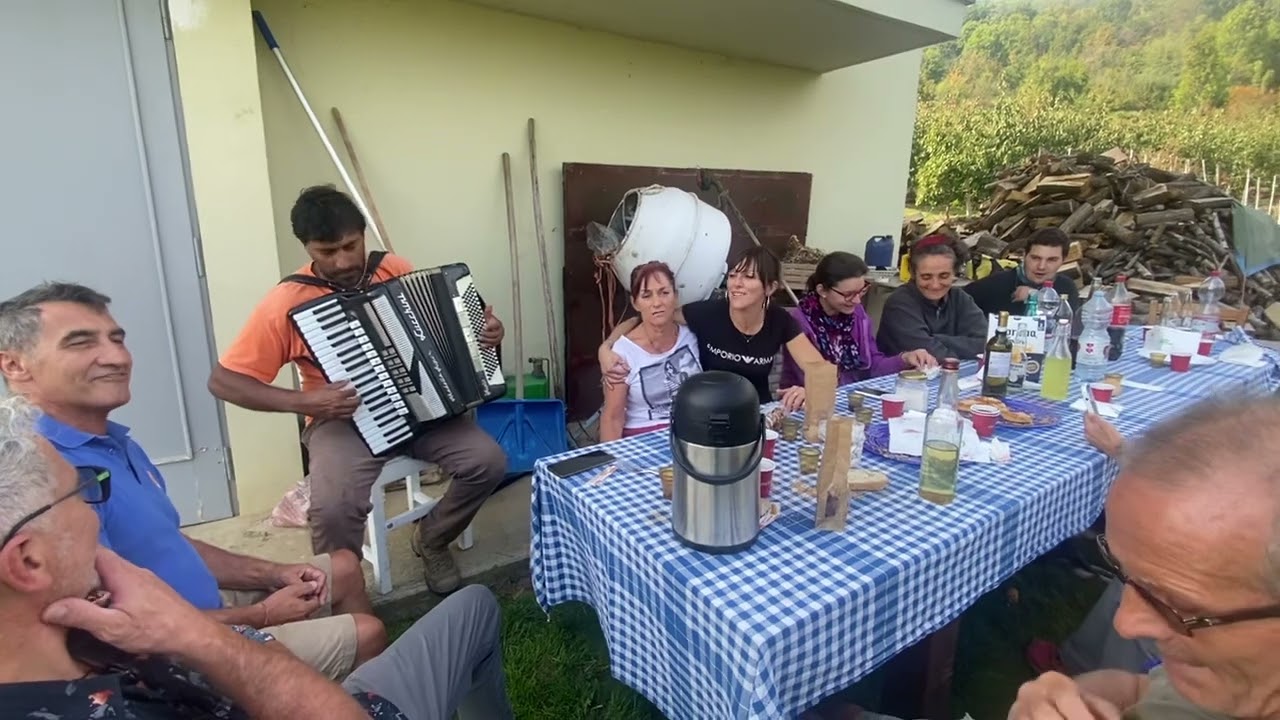 Madonnina dai Riccioli d’oro durante la pausa raccolta mandorle AzAg”L’UNDES”Veriana Barale