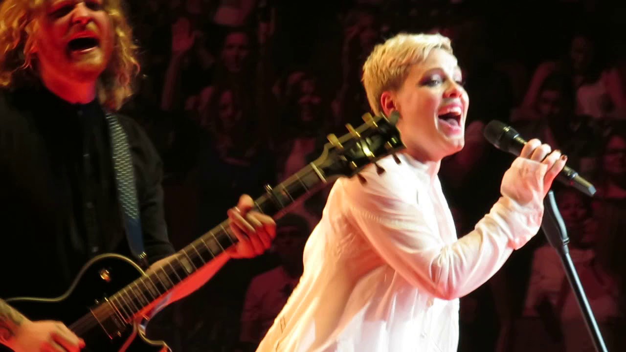 PINK - 10 - I Am Here & Perfect (LOVE how she connects with fans) - Vancouver 2018