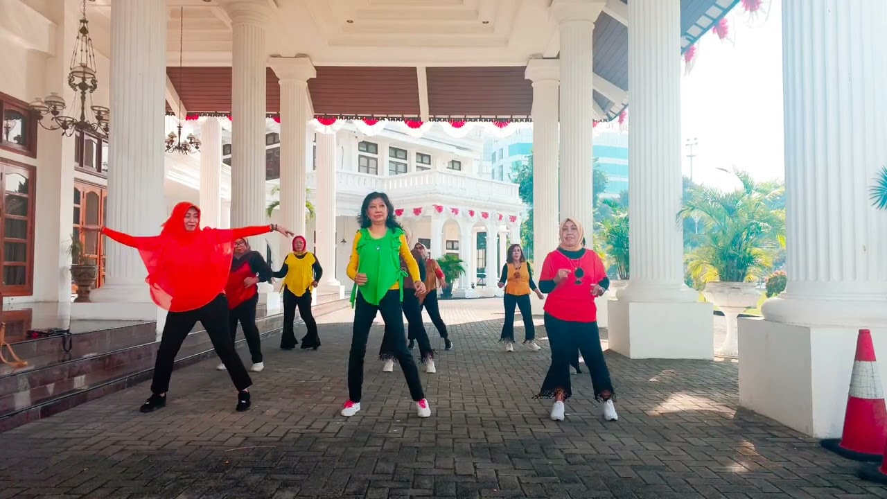 CARMELITA CHA CHA Line Dance/Choreo Pooi Kuan (MY) -February 2023/Beginner/Flamingo Class